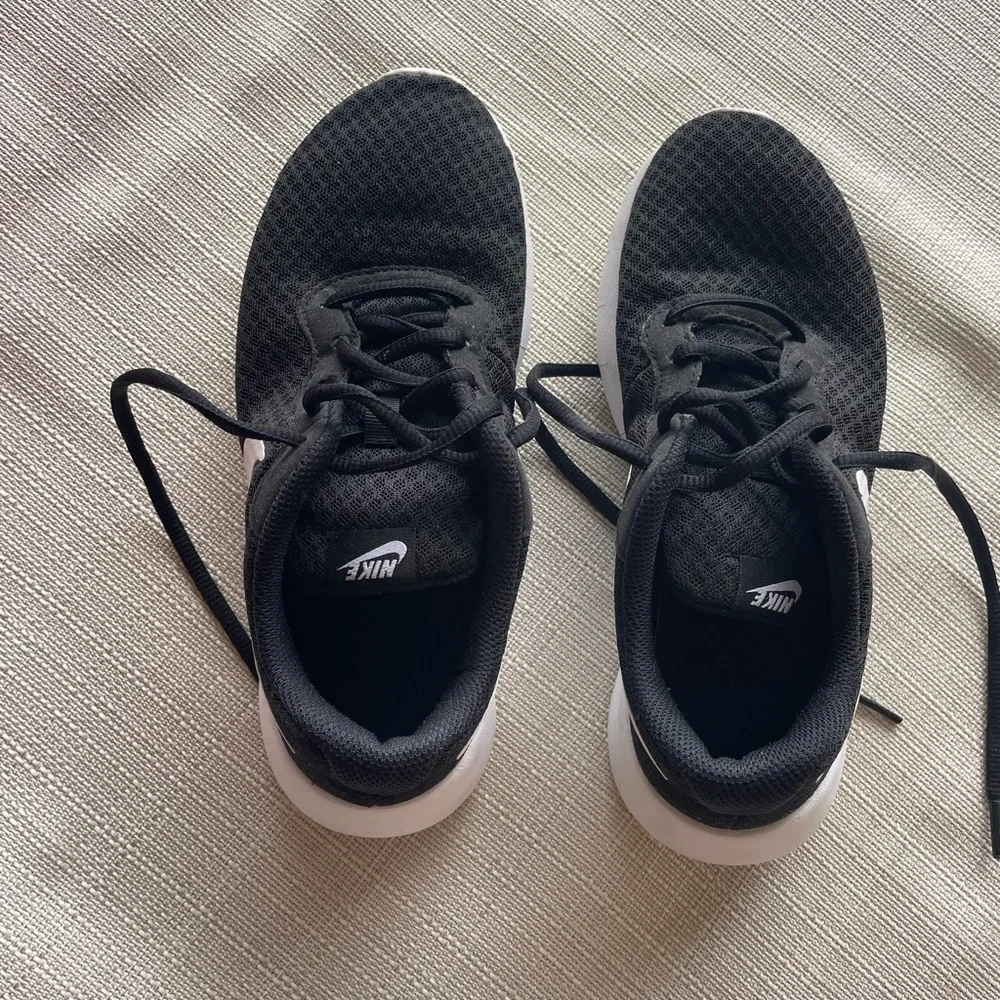 Nike Tanjun Shoes - 5Y / 6.5W